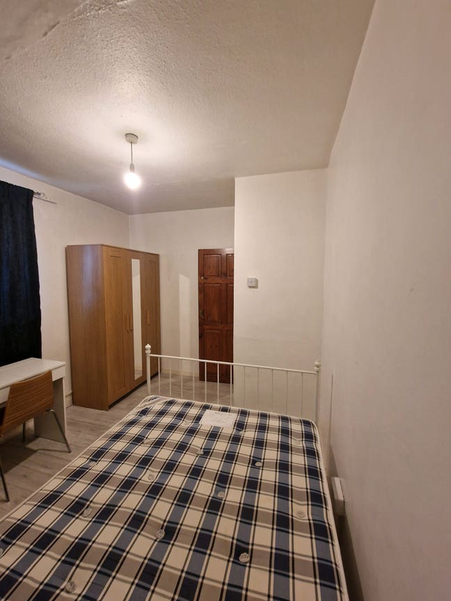 XXL room in a peaceful area. All bills included. Main Photo