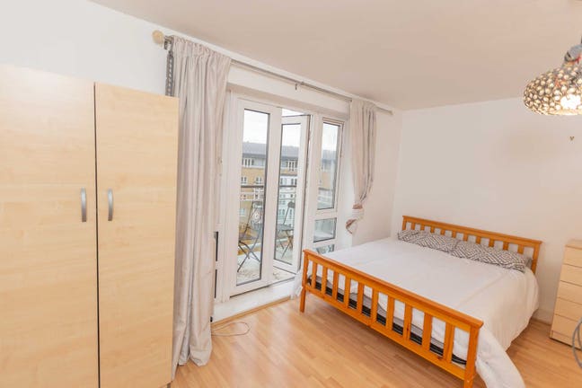 Double Room with Private Balcony – Isle of Dogs Main Photo