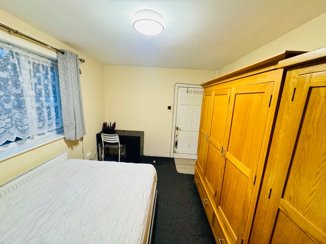 Fully Furnished Double Bedroom  Main Photo