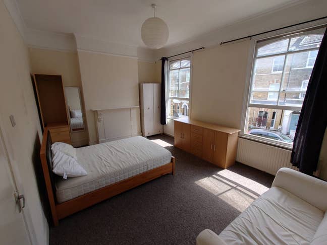 Professional female looking for a housemate  Main Photo