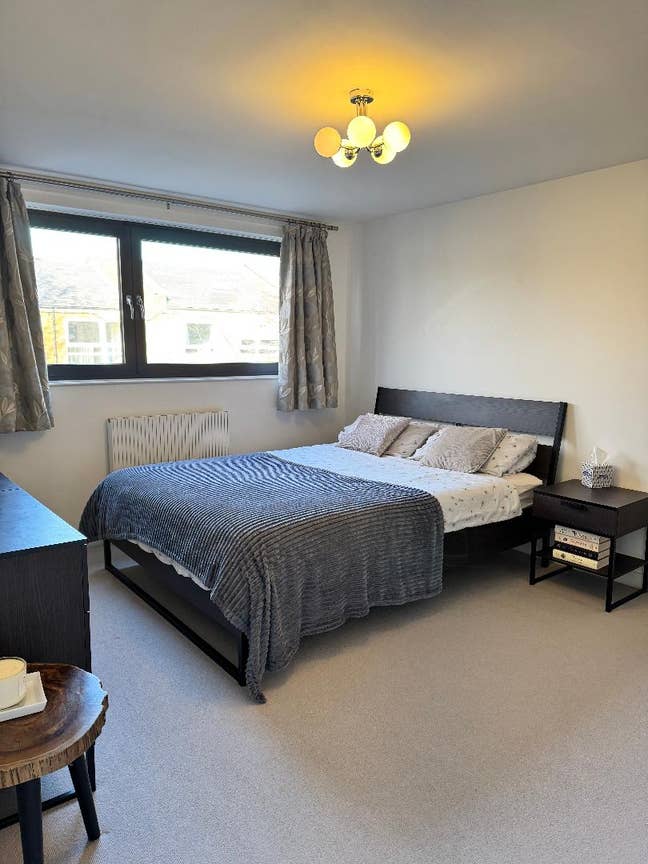 Attractive large bedroom near Clapham Junction Main Photo