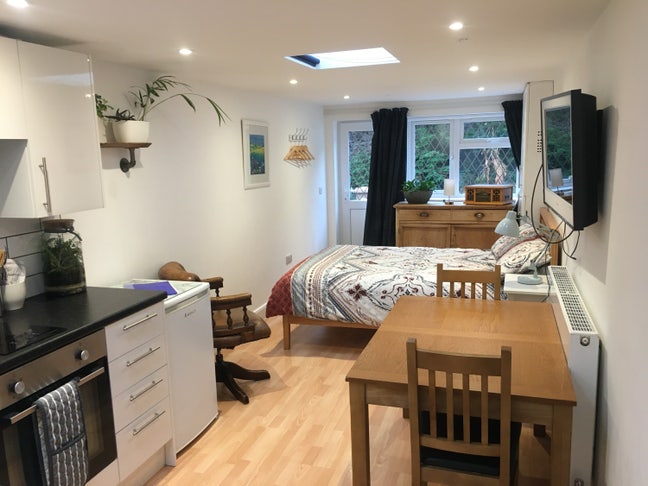 Cosy Studio with Kitchen and En Suite Main Photo