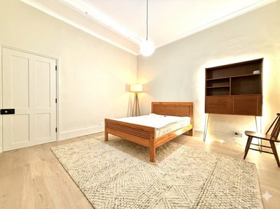 Large double room with en suite bathroom  Main Photo