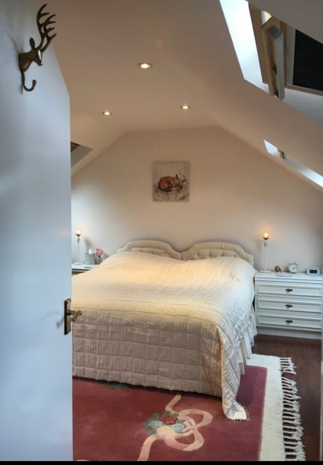 Large & small room + free parking-Dore Main Photo