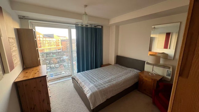 Spacious bright double room in heart Feltham  Main Photo