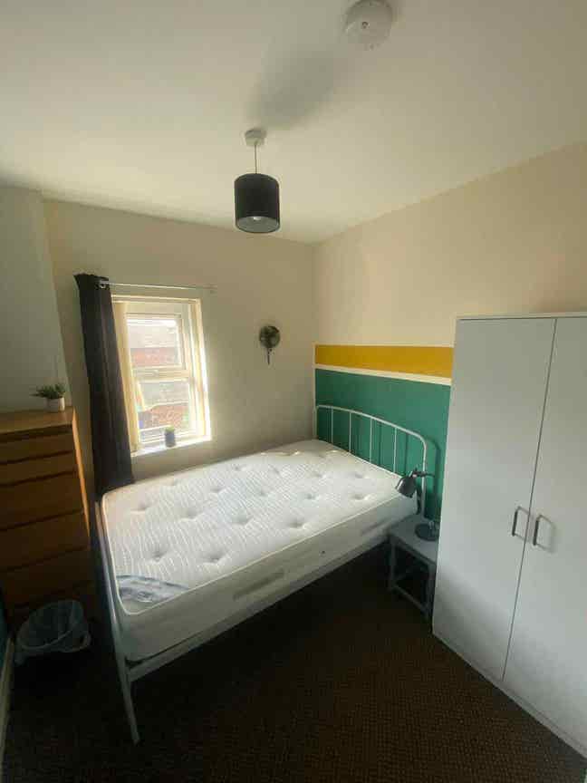 Double Bedroom Heaton Park Main Photo
