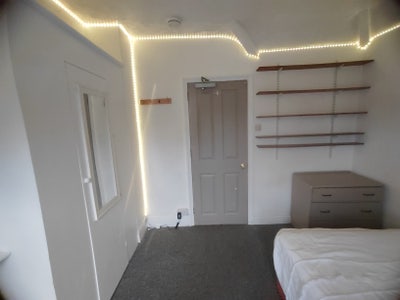 Lovely double room in clean quiet shared house Main Photo