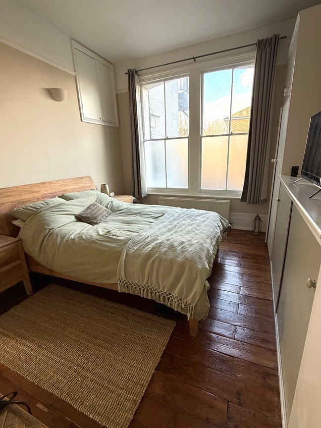 Double bedroom in 2 bed flat Main Photo