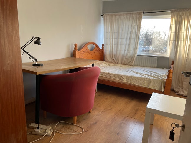 Sunny Double room for single working person  Main Photo