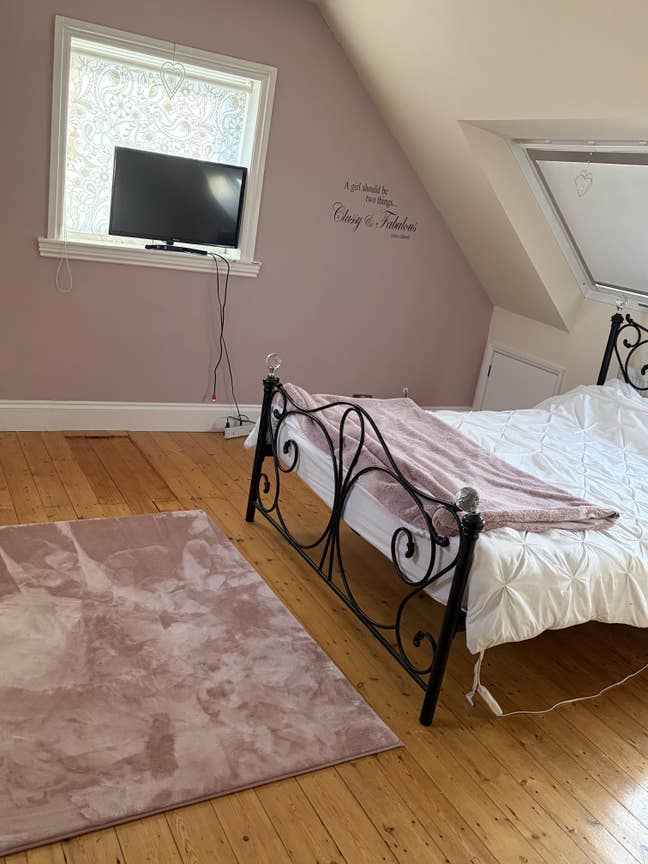 Double room and bathroom with shared lounge Main Photo