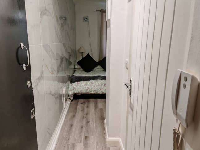 Studio apartment on Queensway  Main Photo