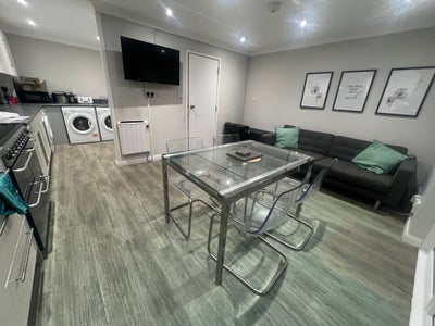 Refurbished Home Near Station & Hospital Main Photo
