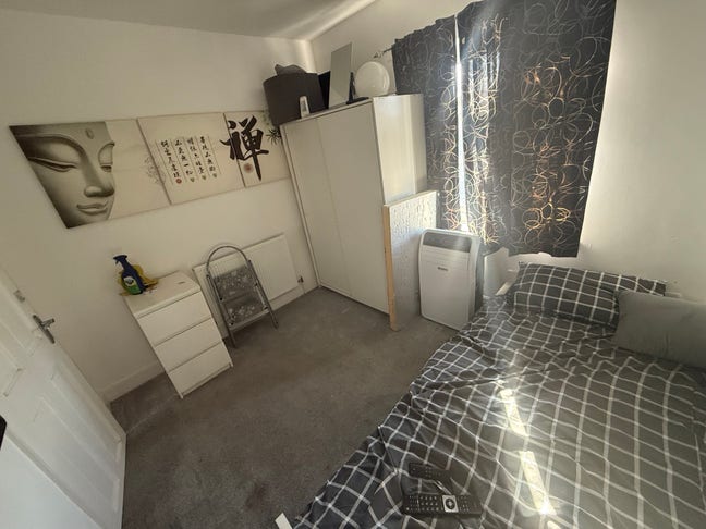 Large Single Bedroom Main Photo