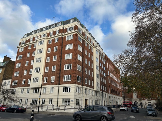 A large studio apartment in a central location Main Photo