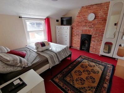 Large room available in quiet location Main Photo