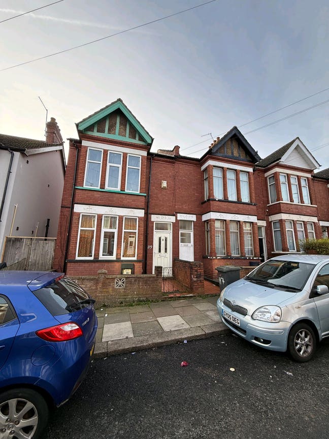 Bed Space in Large Double Room(All Bills Included) Main Photo