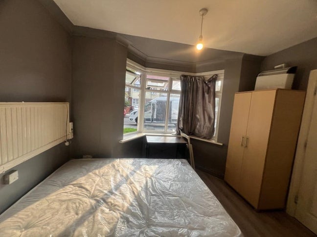 Studio Flat in London Feltham TW13 Near Heathrow  Main Photo