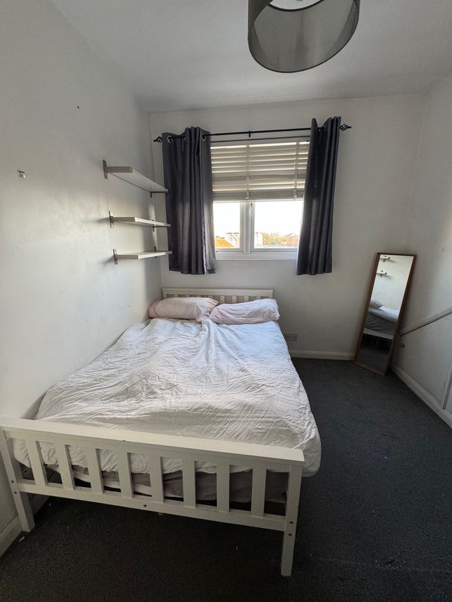 Small Double Bedroom in Wimbledon/Morden area. Main Photo