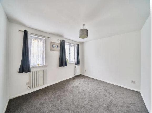 1 Bed Ground Floor Flat 0.1 Mile Goodmayes Station Main Photo