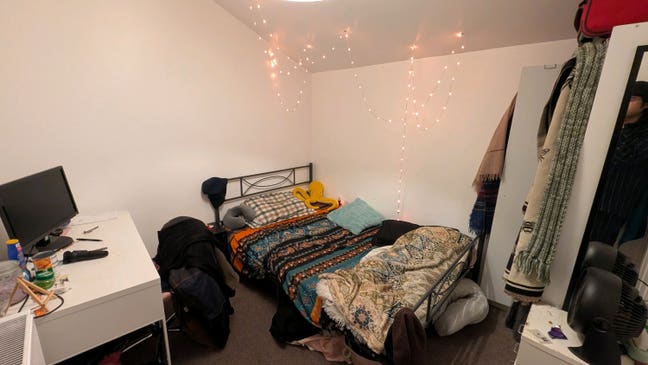 Single room available in a 4-bed house Main Photo