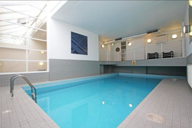 Spacious double room with plenty of storage  Main Photo