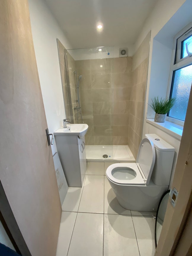 Large En-Suite Room in Three Bridges Rh10 Main Photo