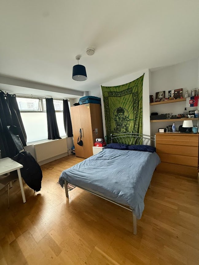 Beautiful Large Dbl in a Quiet Prof. House-Share Main Photo