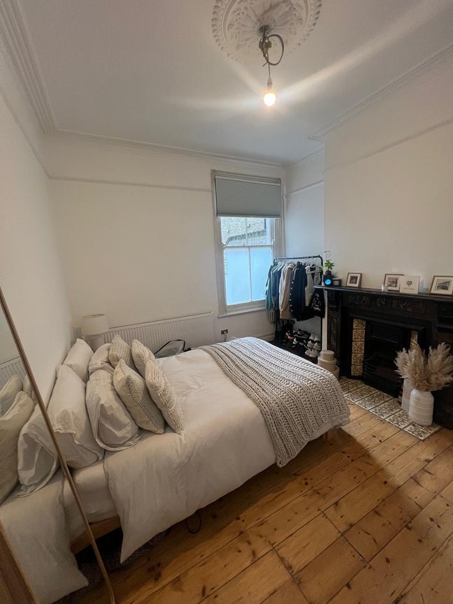 Large Double Bedroom in a Sociable Clapham House Main Photo