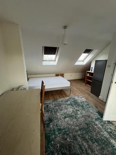 Studio flat double bed with en-suite and kitchen Main Photo