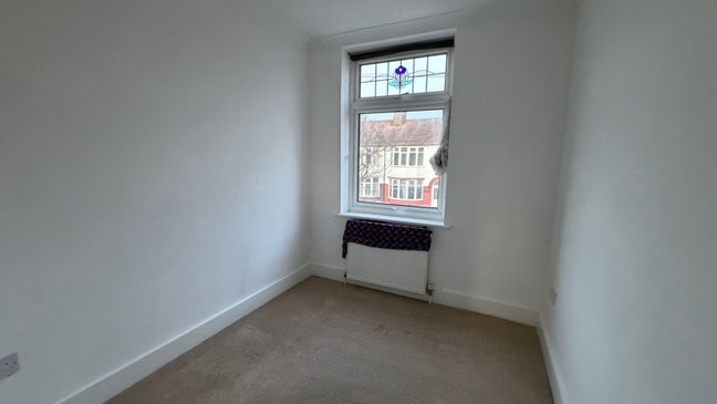 5 minutes walk from Upney Station Main Photo