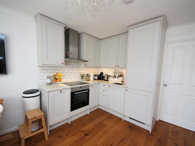 2 Bed Cosy Refurbished Flat with Free Parking Main Photo