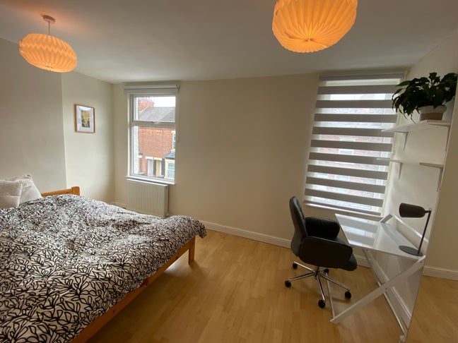 Light, spacious double room available  Main Photo