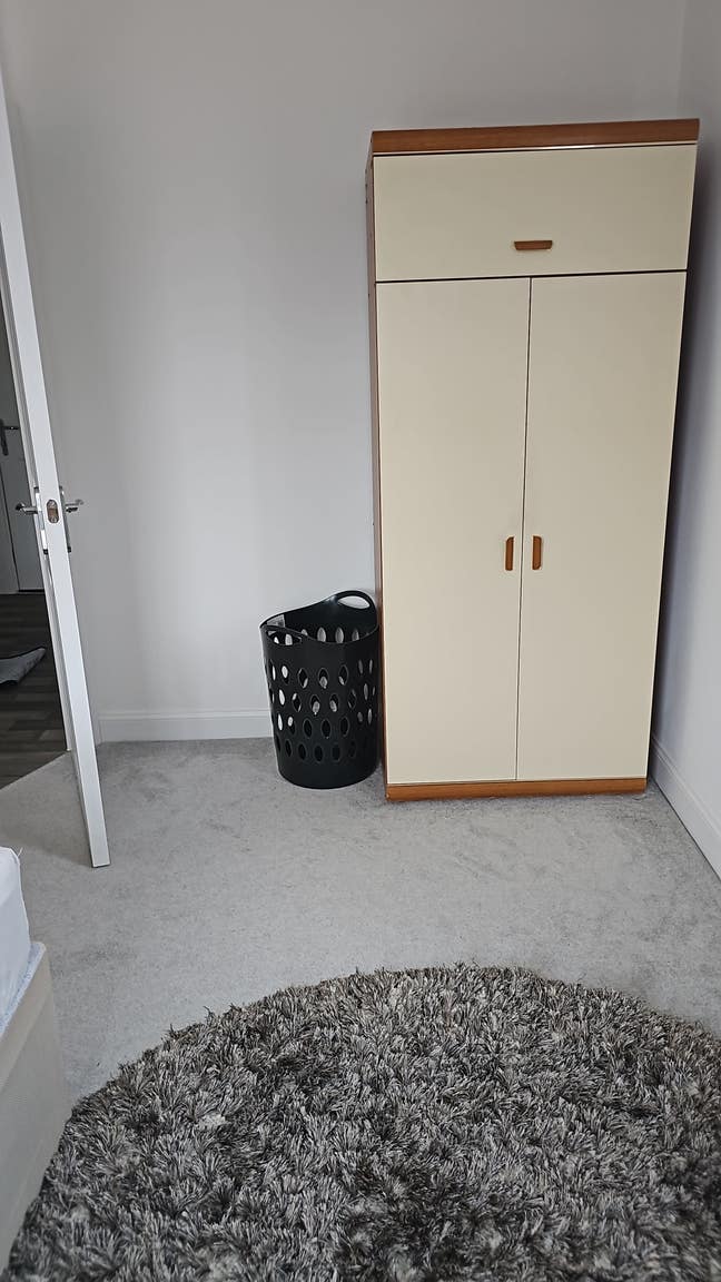 Bright & Cozy Female Room – TV & Fast Internet Inc Main Photo