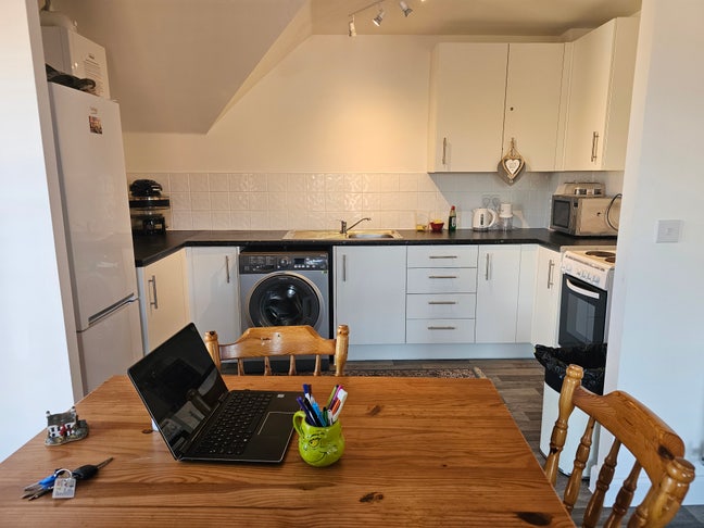 Quiet Double Room – Near Bus Stop – &pound;525 inc Inter Main Photo