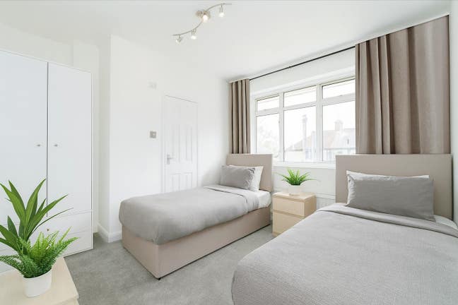 Spacious ensuite double room with private kitchen  Main Photo