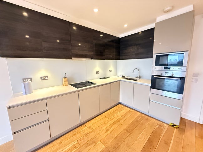 2 bed, 2 bath 4th floor flat near tube station Main Photo