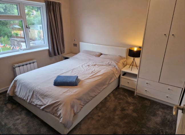 Double bedroom in modern refurbished house Main Photo