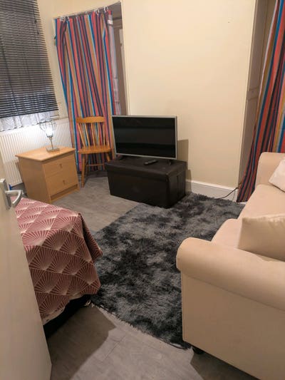 Cozy Compact Room Main Photo