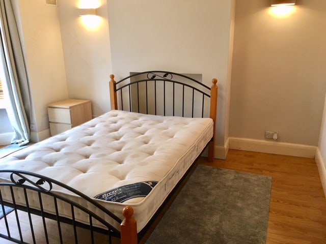 Large Room-professional house (Shirley) Main Photo