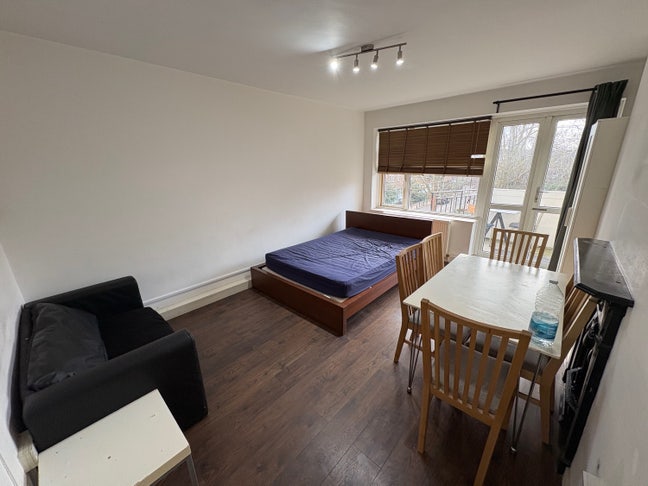 Lovely one bed flat in SW8 Batterseas area  Main Photo