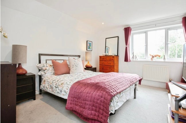 Large Master Bedroom – All Bills Included Main Photo