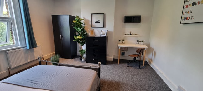 Big comfy room in great location (AR)  😊🏡 Main Photo