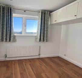 Double room is available in a townhouse Main Photo