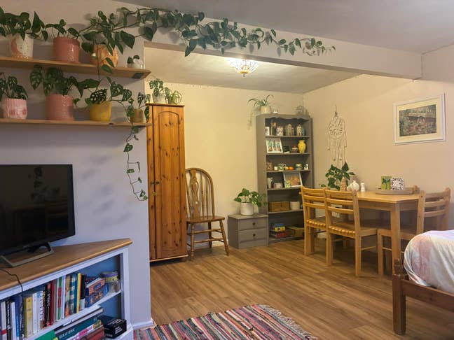 Cosy spacious bedroom 10 mins from city centre  Main Photo