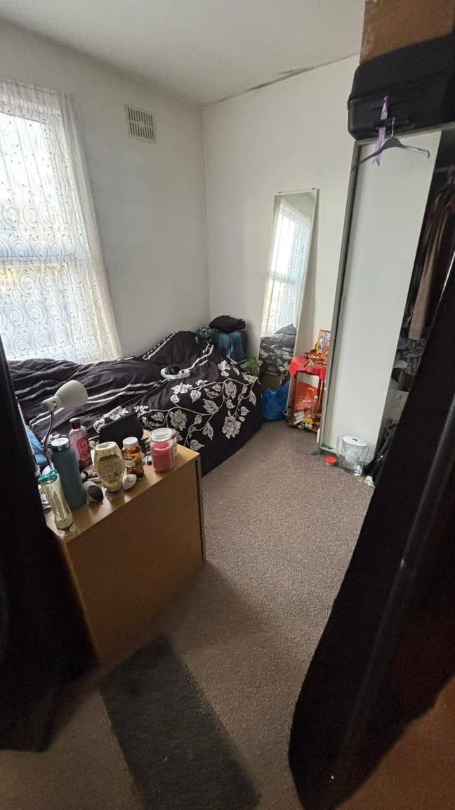 Room Available in KT1  Main Photo