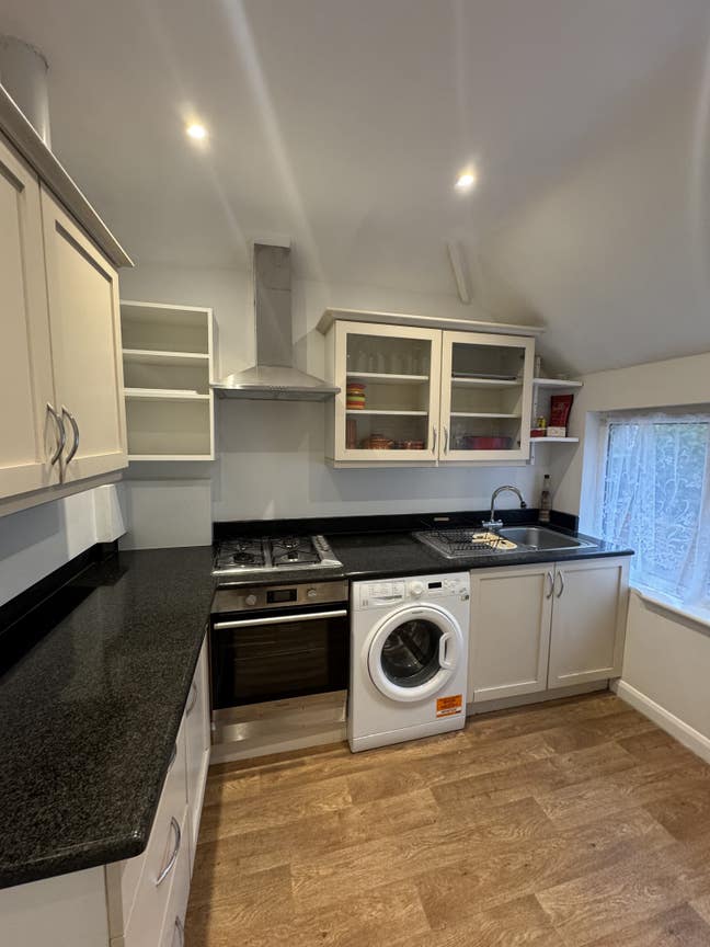 2 Bed First-floor Maisonette-good transport links Main Photo