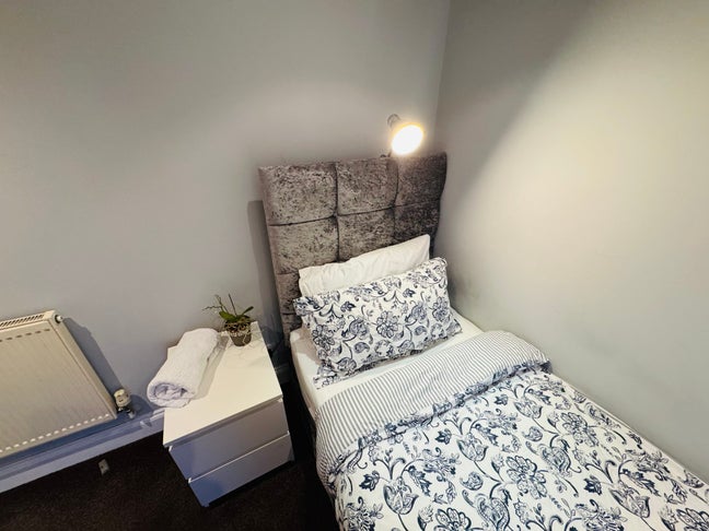 Single Room Central Line zone 4 Hainault  Main Photo