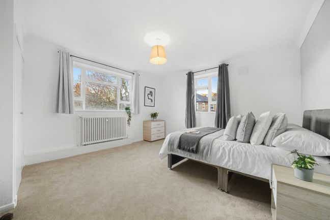 Spacious Bright Double Room - Conveniently Located Main Photo