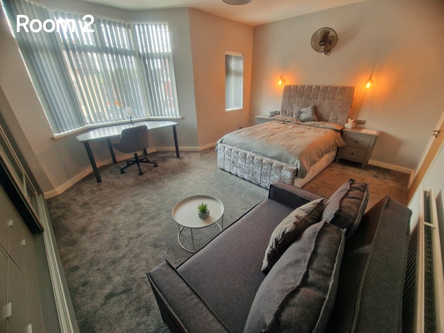 Luxurious master bed room in a shared house Main Photo