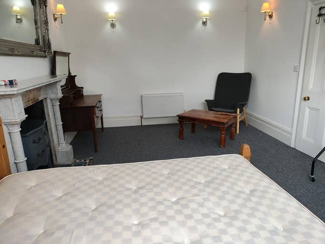 Double bedroom in detached house - very spacious Main Photo